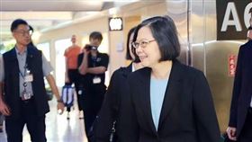前總統蔡英文結束訪歐行程，在今（20）日清晨5點49分抵達桃園機場。(圖/翻攝蔡英文臉書)