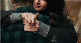 不少情侶在機場擁抱。（示意圖／Pexels）

