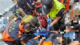 醫師到場幫患者施打嗎啡，順利緩解工人的疼痛。（圖／消防隊提供）