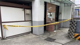 男子進入廁間長達16小時，現場甚至發現使用過的針筒。（圖／翻攝畫面）