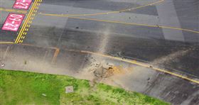 2日當天被炸出大坑的宮崎機場跑道。 （圖／CTWANT）