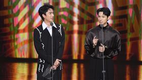 曾敬樺（左）與彭千祐昨晚一起頒獎