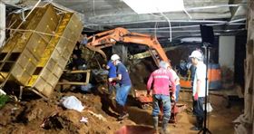 新北市金山蓬萊陵園祥雲觀寶塔遭土石流侵襲，塔內受損嚴重。（圖／翻攝自臉書）

