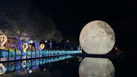 宜蘭梅花湖「月亮」2度消風  活動提前落幕宜蘭縣冬山鄉公所在梅花湖展出月亮裝置藝術「月亮什麼冬冬」，9月17日展出時大氣球遭強風扯破，經修復重新展出，未料10月19日又因強風導致拉繩斷裂，月亮裝置藝術再度「消風」，公所決定活動提前結束。（冬山鄉公所提供）中央社記者王朝鈺傳真  113年10月20日