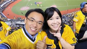 國民黨立委洪孟楷支持中信兄弟，與獅迷謝龍介對賭雞排。(圖/翻攝自洪孟楷臉書)