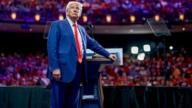 美國總統大選兩黨選情陷入激戰。（圖／翻攝自賀錦麗、川普臉書）