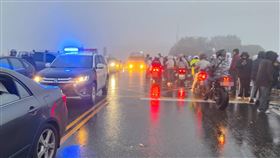 合歡山武嶺湧遊客  警方疏導交通合歡山武嶺20日湧入大批遊客追彗星、等日出，造成交通壅塞，轄區南投縣警察局仁愛分局派員到場疏導車流、舉發違規停車。（民眾提供）中央社記者蕭博陽南投縣傳真  113年10月20日