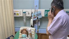 柯文哲和躺在病床上的柯爸爸（圖／翻攝自柯文哲臉書）