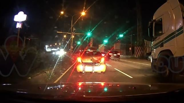 後車廂沒關…2條腿掛外面！後方駕駛嚇壞