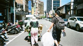 萬華在地拾荒者權益組織五角拌指出，北市府必須正視城市裡拾荒者存在的事實，好好的調查、列冊，讓真的有需要的人能夠獲得應有的補助（圖／翻攝自五角拌臉書）