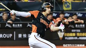 ▲中職35年台灣大賽G2，統一獅右外野手林佳緯敲出安打送回球隊第5分。（圖／記者劉彥池攝影）