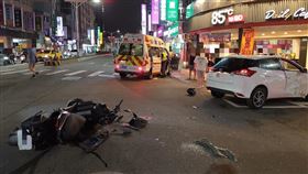 新北iRent碰撞機車事故。（圖／翻攝畫面）