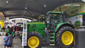 獨家／這不是車展！視覺反差感辣模同框「農機具」
