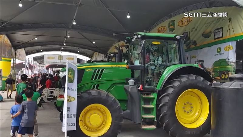 獨／這不是車展！辣模現身農機具展超吸睛