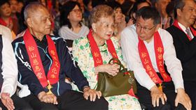 柯文哲與雙親出席弘揚母愛音樂會台北市長柯文哲（右起）與母親何瑞英、父親柯承發4日晚間在台北小巨蛋，出席松山慈惠堂舉辦的弘揚母愛音樂會暨表揚全國孝悌楷模頒獎典禮。中央社記者施宗暉攝  108年5月4日