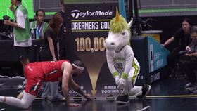 臺北戰神洋將牧倫斯意外抓包夢想家中場球迷遊戲的球根本塞不進能拿10萬元的洞。（圖／擷取自TPBL聯盟YT）