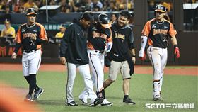 ▲中職35年台灣大賽G2，統一獅左外野手邱智呈自打球受傷退場。（圖／記者劉彥池攝影）