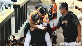 ▲中職35年台灣大賽G2，統一獅左外野手邱智呈自打球傷退。（圖／記者劉彥池攝影）