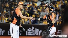 ▲中職35年台灣大賽G2，統一獅終結者陳韻文守住勝利，和捕手陳重羽握手。（圖／記者劉彥池攝影）