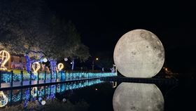 宜蘭縣冬山鄉公所展出裝置藝術「月亮什麼冬冬」，吸引遊客前往打卡觀賞。（圖／翻攝自宜蘭縣冬山鄉觀光產業發展所粉專「幸福冬山」）