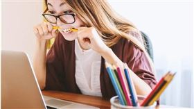 有年輕的安親班老師因為「看孩子的功課不夠快」，讓下班來接孩子的家長等在門外擠在一起等了十多分鐘，心理為此自責不已。（示意圖／翻攝pixabay）