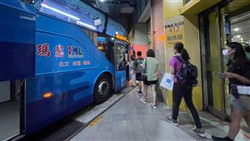 宜蘭國道客運通勤月票獲通過 力拚8月中上路交通部公路總局21日召開審查會議，通過宜蘭縣3項通勤月票方案，其中宜蘭與雙北城際的國道客運或鐵路新台幣1800元月票，宜蘭縣政府希望趕在8月15日上路，讓民眾受惠。圖為台北轉運站21日搭車前往宜蘭的國道客運情況。（葛瑪蘭汽車客運提供）中央社記者沈如峰宜蘭縣傳真 112年7月1日