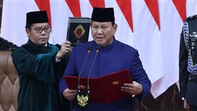 印尼總統普拉伯沃宣誓就職印尼總統普拉伯沃（Prabowo Subianto，前中）20日宣誓就職，他在就職演說中表示，面對國際情勢，印尼選擇一條自由積極但不結盟的路線。（印尼總統府秘書處提供）中央社記者李宗憲雅加達傳真  113年10月20日