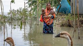 孟加拉一位母親背著女兒穿越洪水。 （圖/聯合國兒童基金會/Salahuddin Ahmed Paulash ）