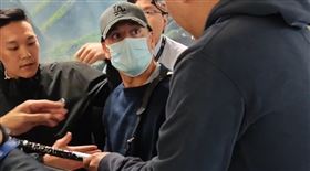 西班牙籍男子奧納德19日搭機離台，被新加坡拒絕入境清晨又返台。移民署夜間進行遣送出國作業。（圖／翻攝畫面）