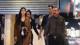 10/16 22:55黃立成（右）和長髮輕熟女（左）看完電影後，步出威秀影廳。