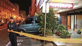 警方接獲大樓管理員報案，發現陳女母子3人屍體，隨即拉起封鎖線蒐證。（翻攝畫面）