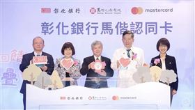 馬偕醫院財團法人董事長蕭聰穎（中）被質疑強行通過Mevion質子治療設備，恐有違法之虞。（翻攝畫面）