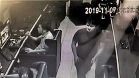 陳宏嘉（右）犯案後躲在網咖打遊戲，警方在案發5天後將他逮捕。（翻攝畫面）
