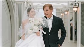 洪美福由洪榮宏（上）、繼父高先生（下）輪流牽進場。（圖／翻攝自臉書）