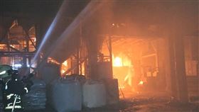 國內包裝米大廠，「山水米」廠房火警，鐵皮廠房陷火海，壟穀機起火，延燒，灌救3小時(圖／翻攝畫面)