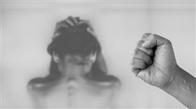 吃醋,痛毆,下跪,錄影