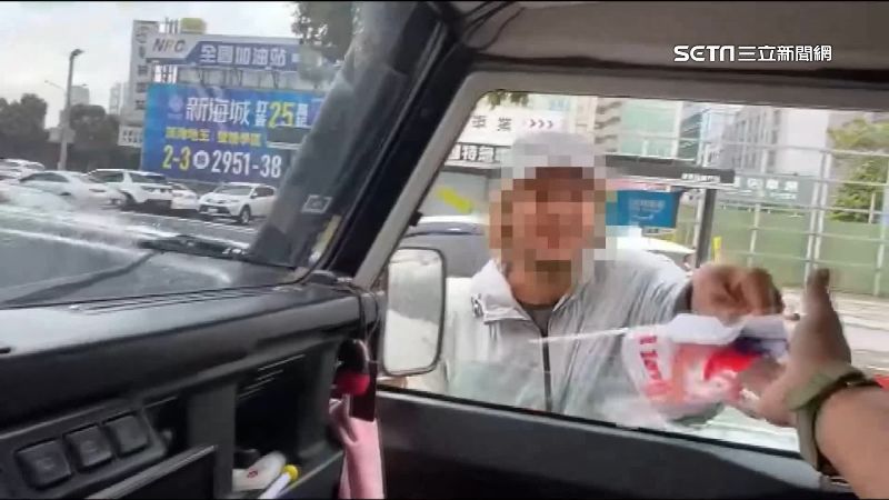 台北又見外籍國旗黨　賣百元國旗稱籌旅費