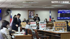 司法法制委員會立委鍾佳濱與主席吳宗憲槓上。（圖／記者詹宜庭攝影）