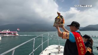 媽祖玄天上帝出巡　搭船環日月潭水陸遶境