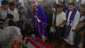 神父培瑞斯遭槍擊身亡。（圖／美聯社／達志影像）