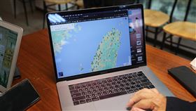 長年記錄台灣生態變遷　柯金源足跡遍布全台國家文藝獎電影類得主柯金源接受中央社專訪時，打開他私人Google Map，上頭密密麻麻滿布標籤，全是他30多年來曾造訪地點；柯金源每隔幾年總是會回到原地拍攝，追蹤長年以來的環境與生態變遷。中央社記者裴禛攝　109年10月29日