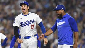 ▲赫南德茲爆料，球隊狂歡時大谷翔平在一旁看漫畫。（圖／美聯社／達志影像）