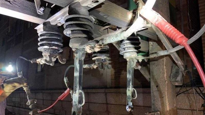 爆炸瞬間曝！桃園深夜電線「像火樹銀花」