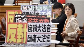 立院審憲法訴訟法修法（1）立法院司法及法制委員會21日排審國民黨立委翁曉玲（右）所提的憲法訴訟法修正草案。草案內容增訂，大法官「現有總額」係憲法增修條文第5條所定的大法官人數，即15位。中央社記者王飛華攝  113年10月21日