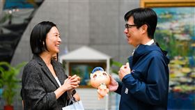 陳其邁送禮歡迎水川麻美到高雄拍戲。（圖／零日文創提供）