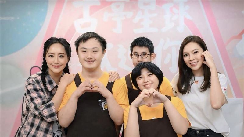 有愛！  關穎攜郭台銘夫人曾馨瑩關懷憨兒