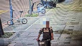 男子偷走包包後，還若無其事騎車落跑。（圖／翻攝畫面）
