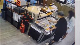 獨家／「無人拉麵店」當自家廚房　男女徒手抓料漏結帳