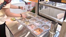 獨家／「無人拉麵店」當自家廚房　男女徒手抓料漏結帳