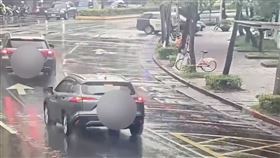 內湖獨棟豪宅驚傳遭槍擊！窗戶「留下6彈孔」嚇壞　警全力追緝嫌犯。（圖／翻攝畫面）